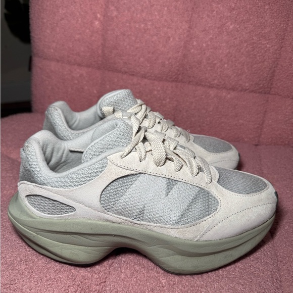 8 in women’s . New Balance Gray and White Sneakers runners - Picture 3 of 6